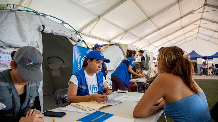 Personal ACNUR brinda asistencia legal en el Campamento Temporal Estadio César Nieves