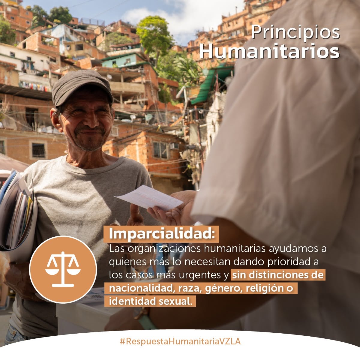 Voluntarias enseñando en aula